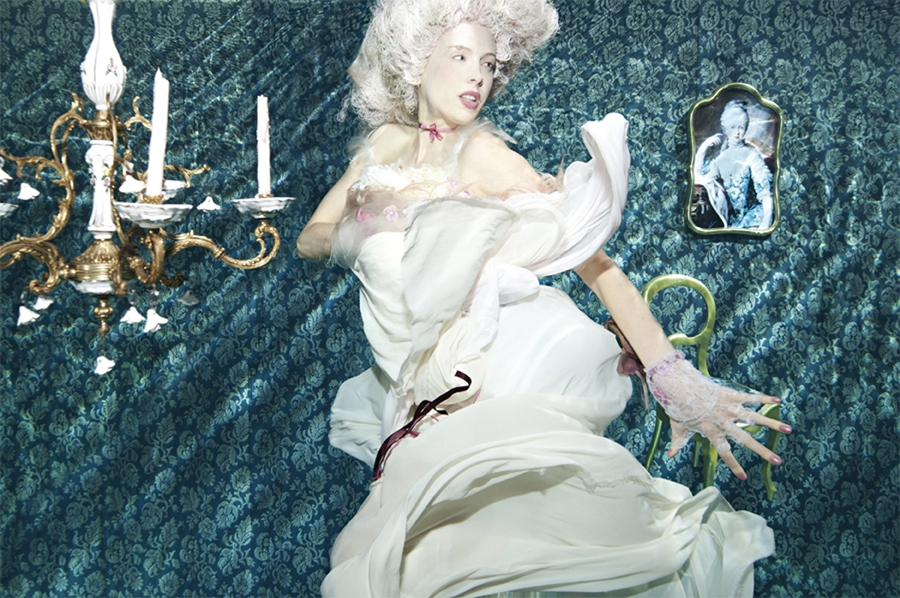 Model Elischeba Wilde im Barock Style unter Wasser