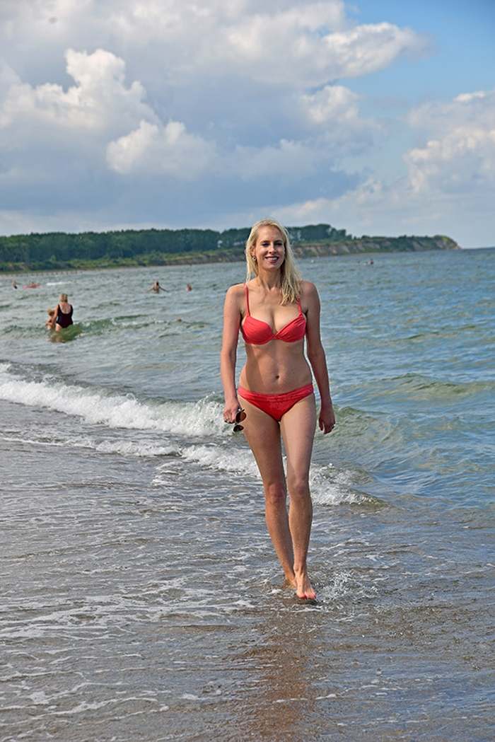 Elischeba Wilde als Bikinimodel am Ostseestrand