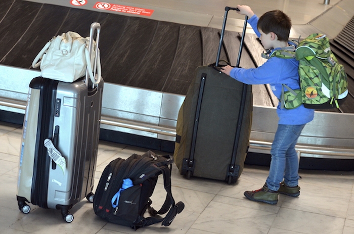 Leon am Gepäckband am Flughafen auf Fuerteventura