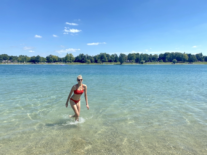 Elischeba geniesst das Bad im Karlsfelder See