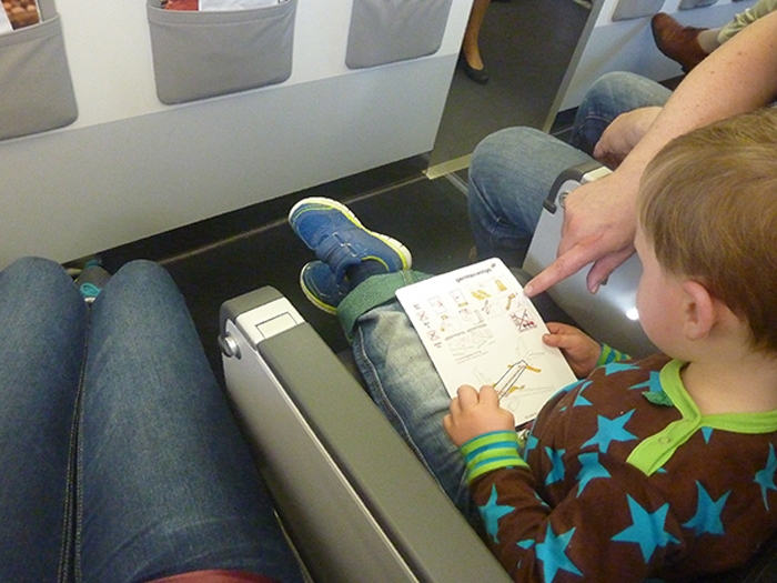 Kleinkind im Flugzeug