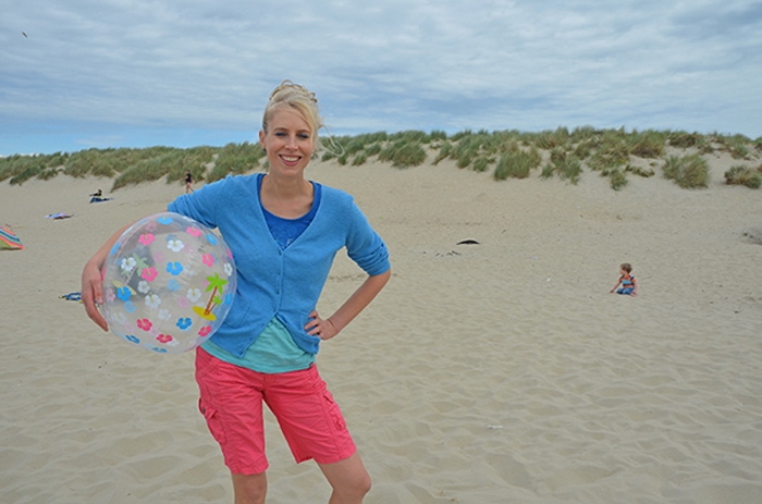 Elischeba Wilde mit Wasserball am Nordseestrand
