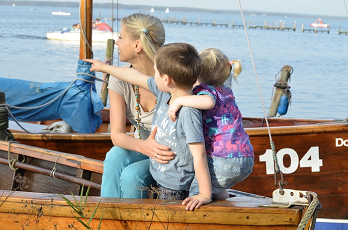 Mama mit Kindern im Boot