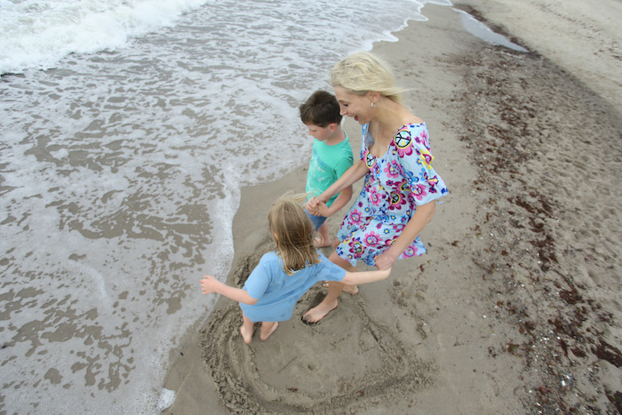 Mutter und Kinder am Strand - Elischeba Wilde