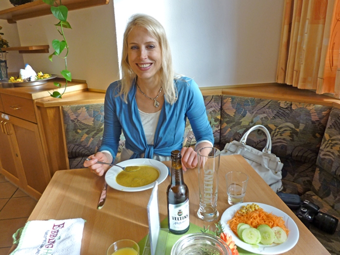 Elischeba Wilde beim Lunch im Familienhotel Ebbinghof