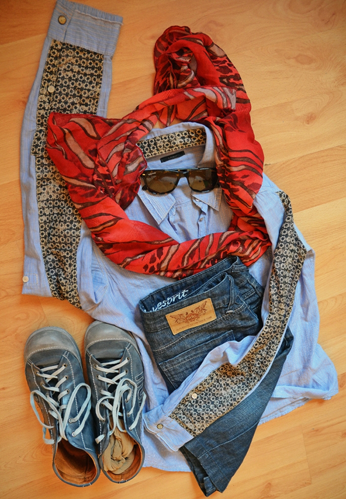 Jeans-Outfit in blau und rot