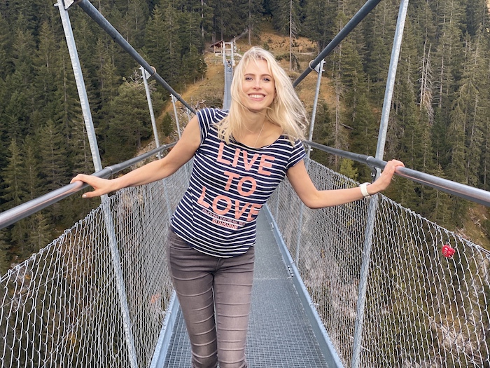 Elischeba Wilde auf der Seilhängebrücke im Lechtal