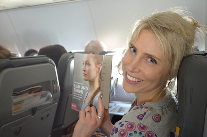 Elischeba Wilde liest Ilan Stephani lieb und teuer im Flugzeug