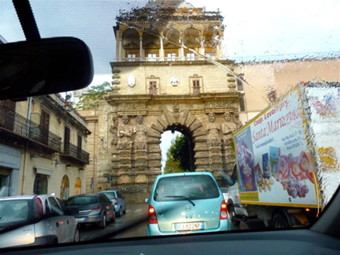 Autofahrt durch Palermo