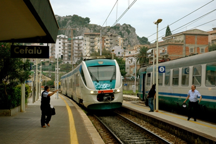 am Bahnhof von Cefalù