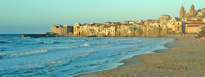 Blick auf Cefalù vom Strand aus