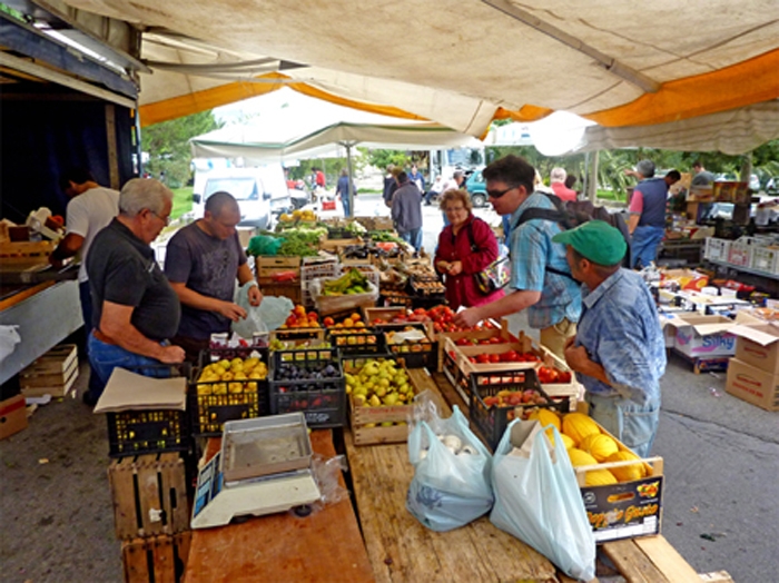 handeln auf dem Markt in Castelbuono