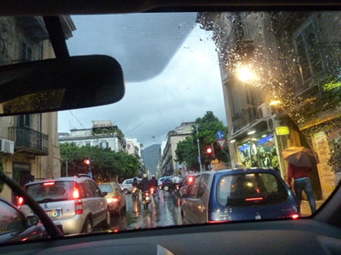 Palermo am Abend im Auto bei Regen