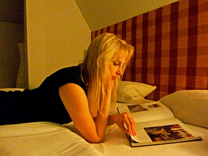 Elischeba Wilde - lesen im Hotelbett in Hannover