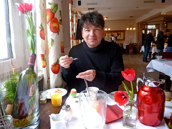 Pierre beim Frühstück im Viva Creativo - La Vivezza in Hannover