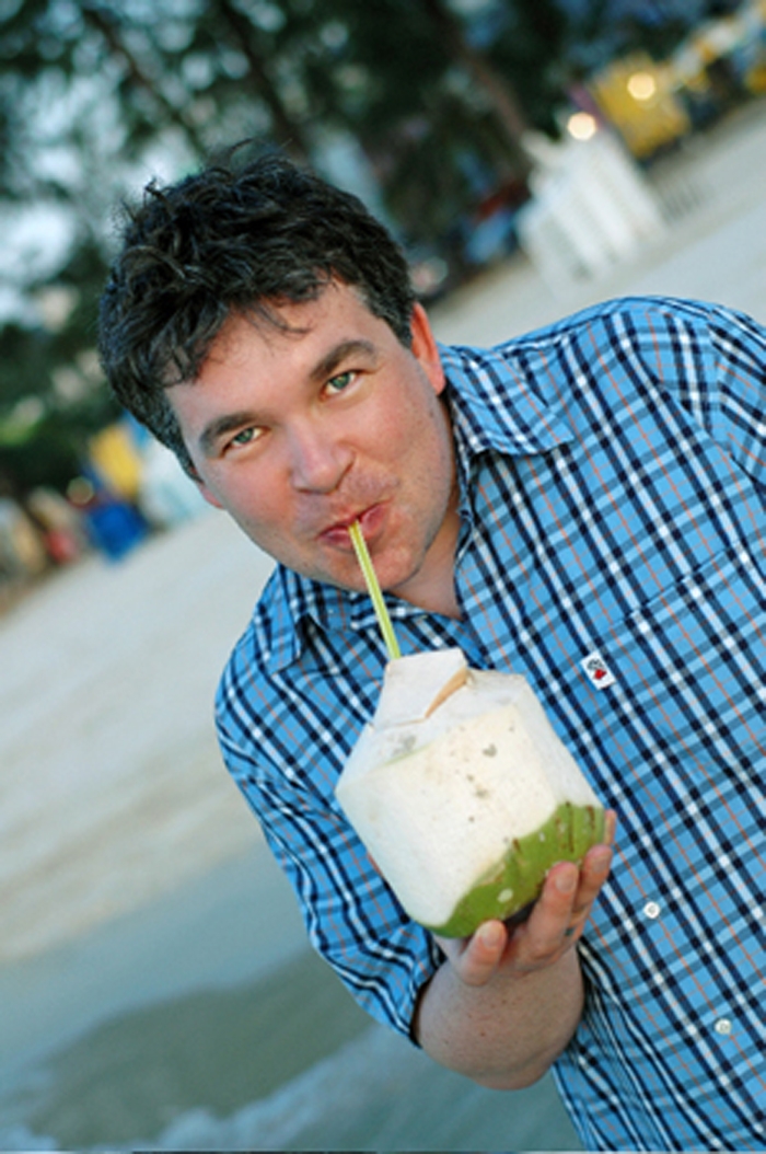 Pierre Wilde geniesst frische Kokosmilch