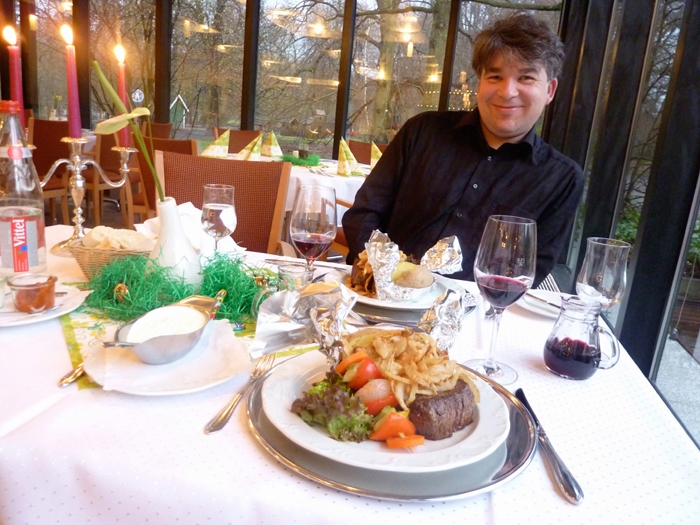 Pierre geniesst die gute Küche im Queens Hotel am Tiergarten in Hannover