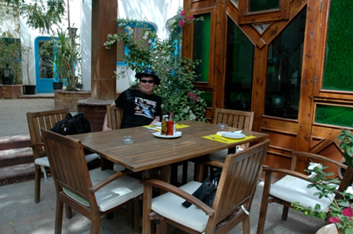 Pierre im Straßenrestaurant in Hurghada
