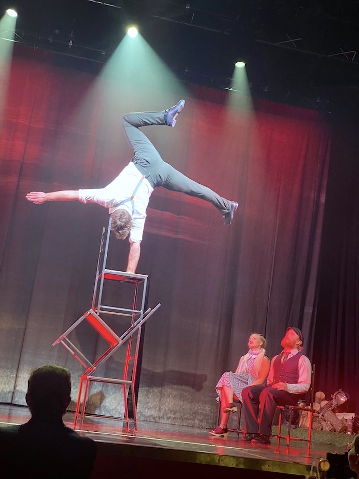 Akrobatik mit Stühlen im GOP Variete Theater Essen