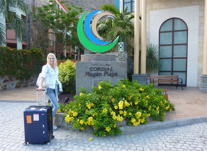 Elischeba Wilde vor dem Hotel Mogan Playa auf Gran Canaria