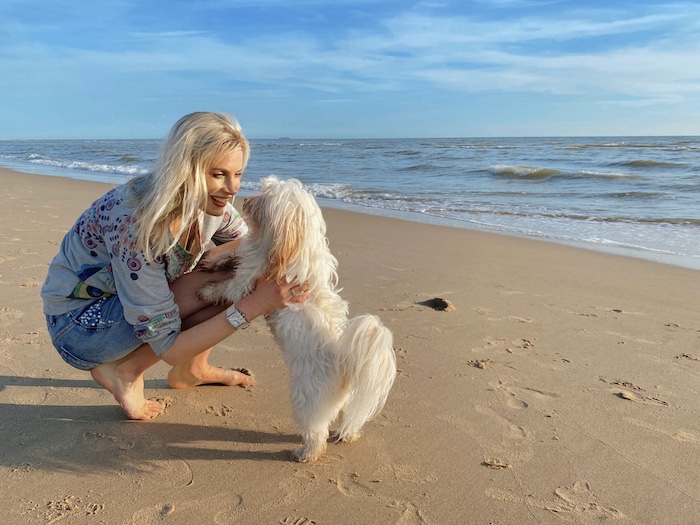 Frau mit Hund am Strand - Elischeba und Bonnie am Meer