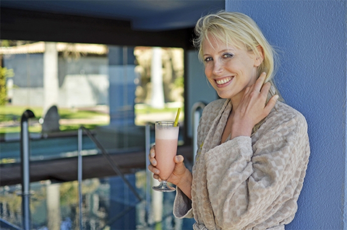 Elischeba Wilde mit Getränk - Wellness Shooting auf Gran Canaria