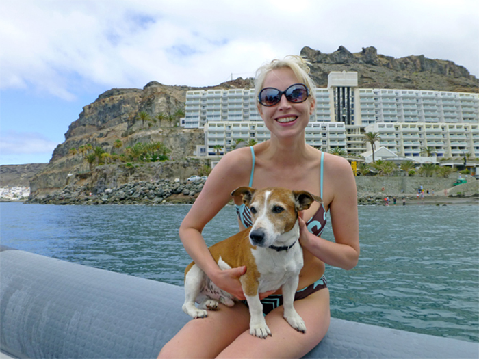 Elischeba mit Hund im Boot auf Gran Canaria