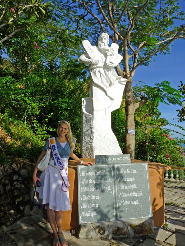 Mrs Germany Elischeba Wilde vor der Moses Statue mit den zehn Geboten in Vietnam