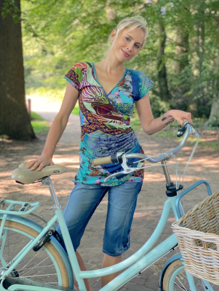 Elischeba Wilde auf dem Hollandrad