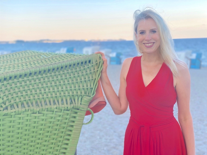 Elischeba im roten Sommerkleid am Strandkorb