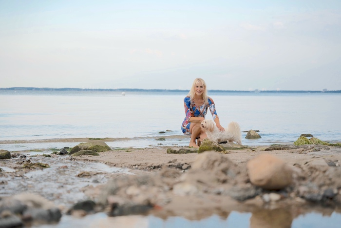 Elischeba mit Hund am Strand in Sierksdorf