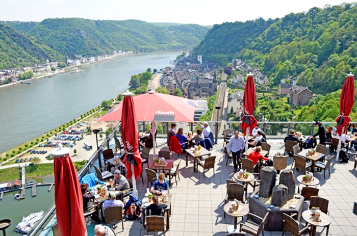 herrlicher Ausblick auf den Rhein - Terrasse vom Romantikhotel Schloss Rheinfels