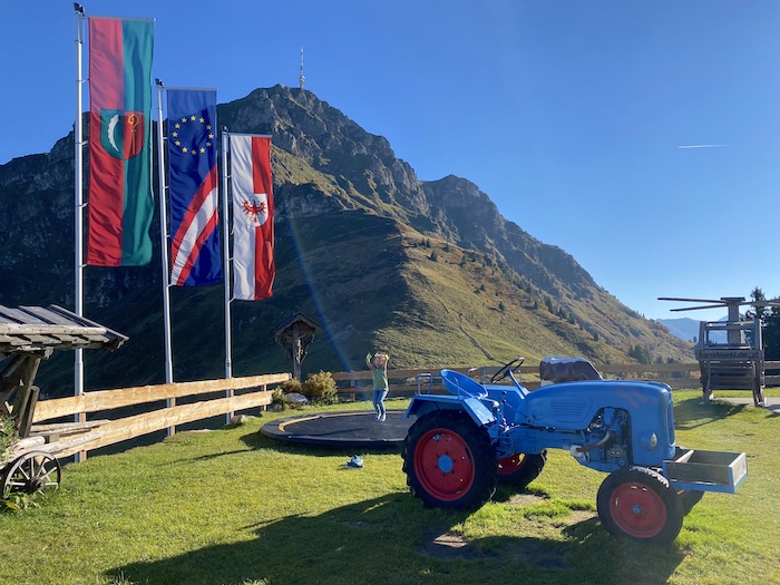 blauer Traktor in Sankt Johann in Tirol