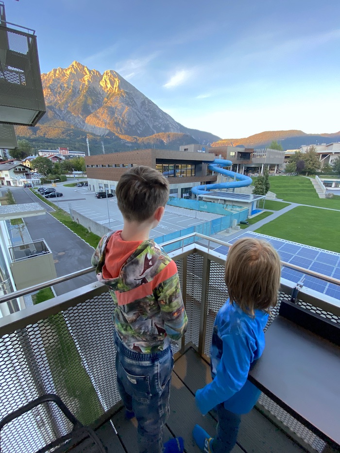 Telfs mit Kindern - Blick auf die Berge