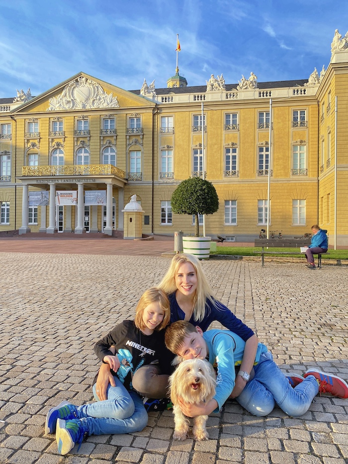 Karlsruhe mit Kindern - Elischeba Wilde vor dem Karlsruher Schloss