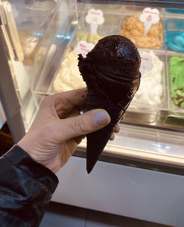 Eis aus dunkler Schokolade
