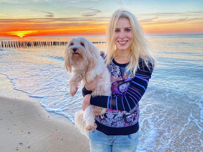 Elischeba Wilde mit Hund am Strand - am Meer bei Sonnenuntergang