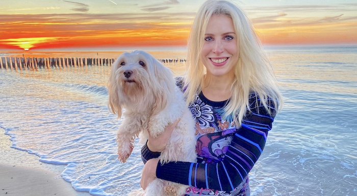 Elischeba Wilde mit Hund am Strand von Domburg