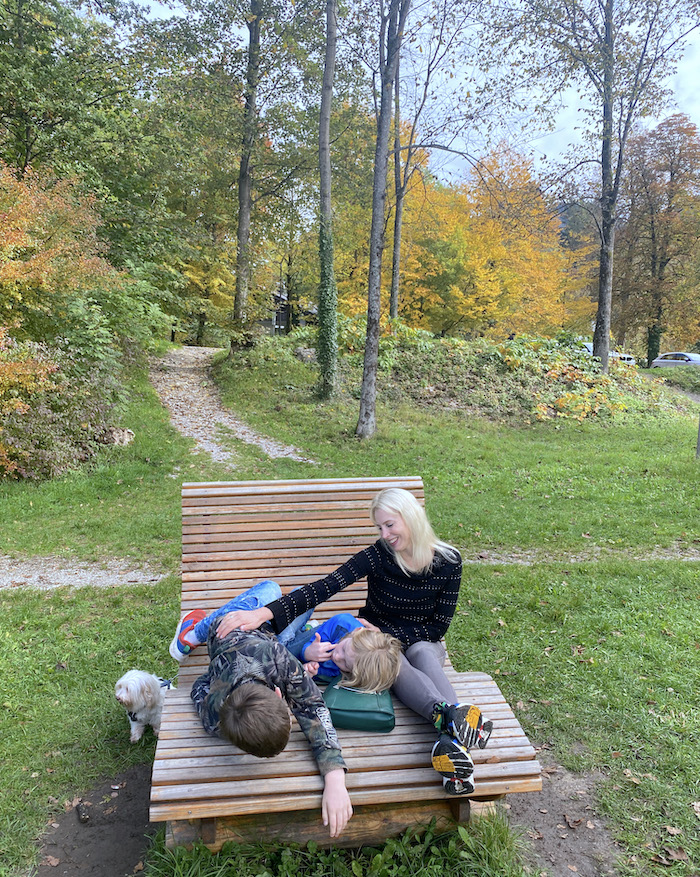 Elischeba mit Kids und Hund - Holzbank am Kochelsee