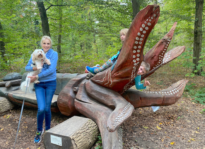 Krake aus Holz im Tierpark Oberwald - Elischeba mit Hund und Kids