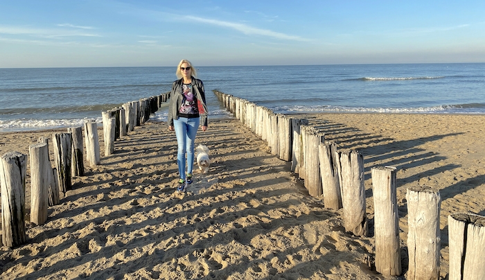 Elischeba mit Hund - Strand und Meer