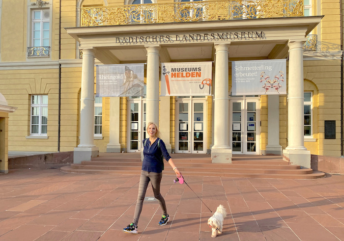 Elischeba mit Hund vor dem Schloss in Karlsruhe
