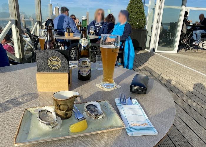 Austern mit Bier im Pavillon Strand90 in Domburg