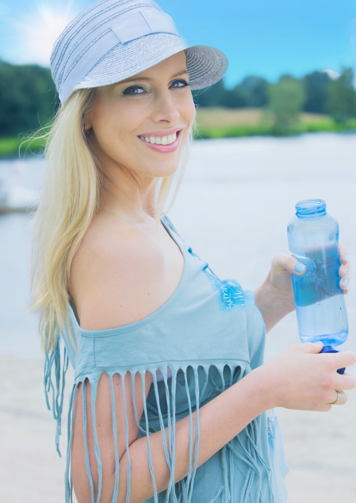 Model Elischeba Wilde - Wasser trinken