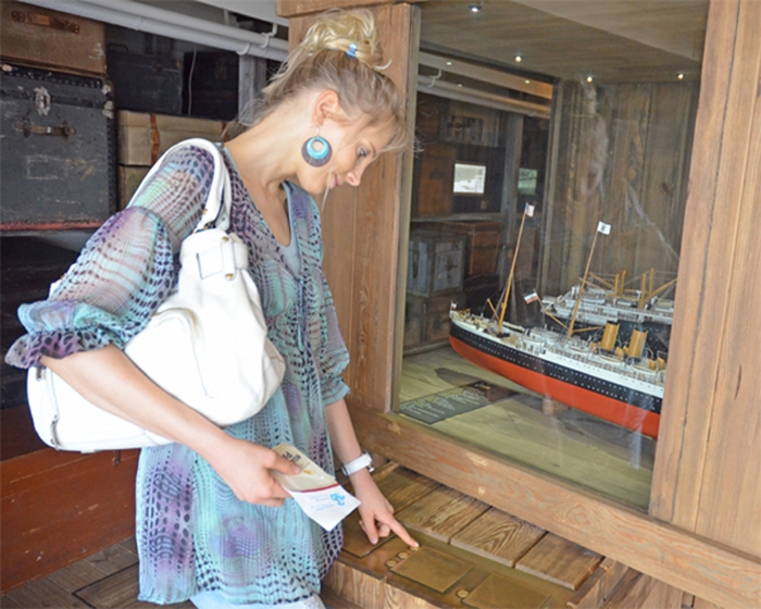Elischeba vor einer Schiffsnachbildung im Deutschen Auswandererhaus in Bremerhaven