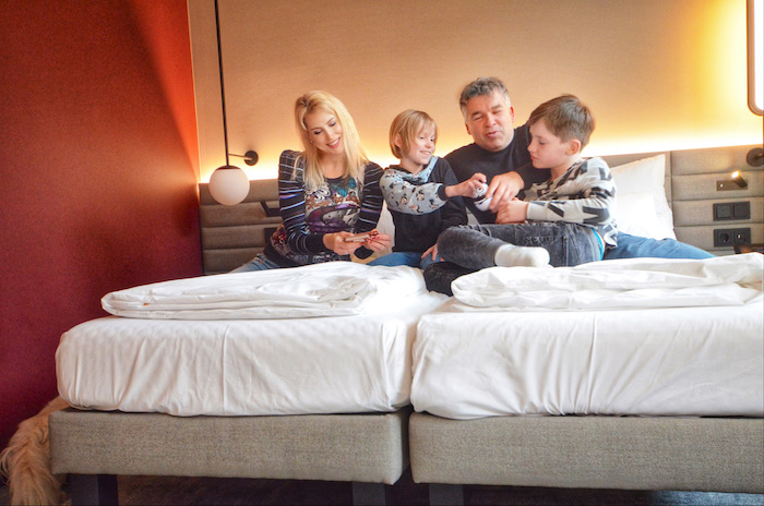 Family Wilde im Hotelbett im Novotel Münster City