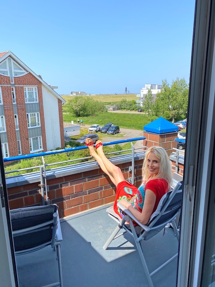 Elischeba auf dem Balkon der Ferienwohnung Suite de Svaan in ‎Dorum-Neufeld mit Meerblick