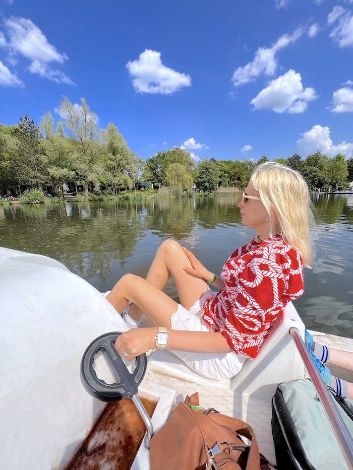 Elischeba Wilde im Tretboot am dem See