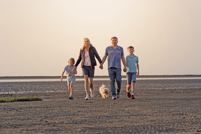 Familie Wilde mit Hund am Nordseestrand