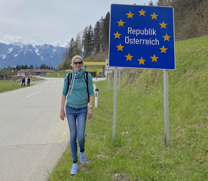 Elischeba Wilde zu Fuss an der österreichischen Grenze